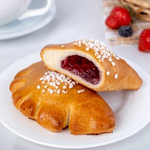 Пирожок с клубникой 50г 