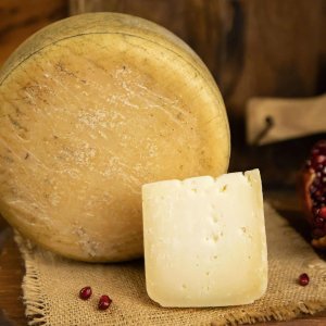 Сыр Козий твердый Кабра 50% вес Наша Сыроварня