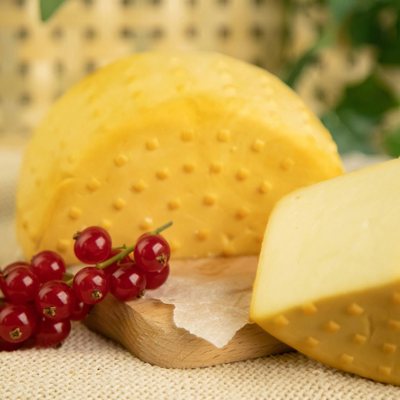 Сыр Сулугуни копченый 45% вес Наша Сыроварня Сыр Сулугуни копченый 45% вес Наша Сыроварня