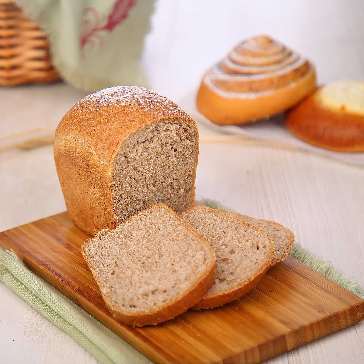 Полезнее ржаной или пшеничный. Ржано-пшеничный хлеб с отрубями. Хлеб пшеничный формовой. Хлеб пшеничный пшенично-ржаной. Хлеб деревенский ржано-пшеничный.