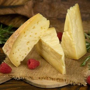 Сыр Новинка Любительский 45% вес Наша Сыроварня