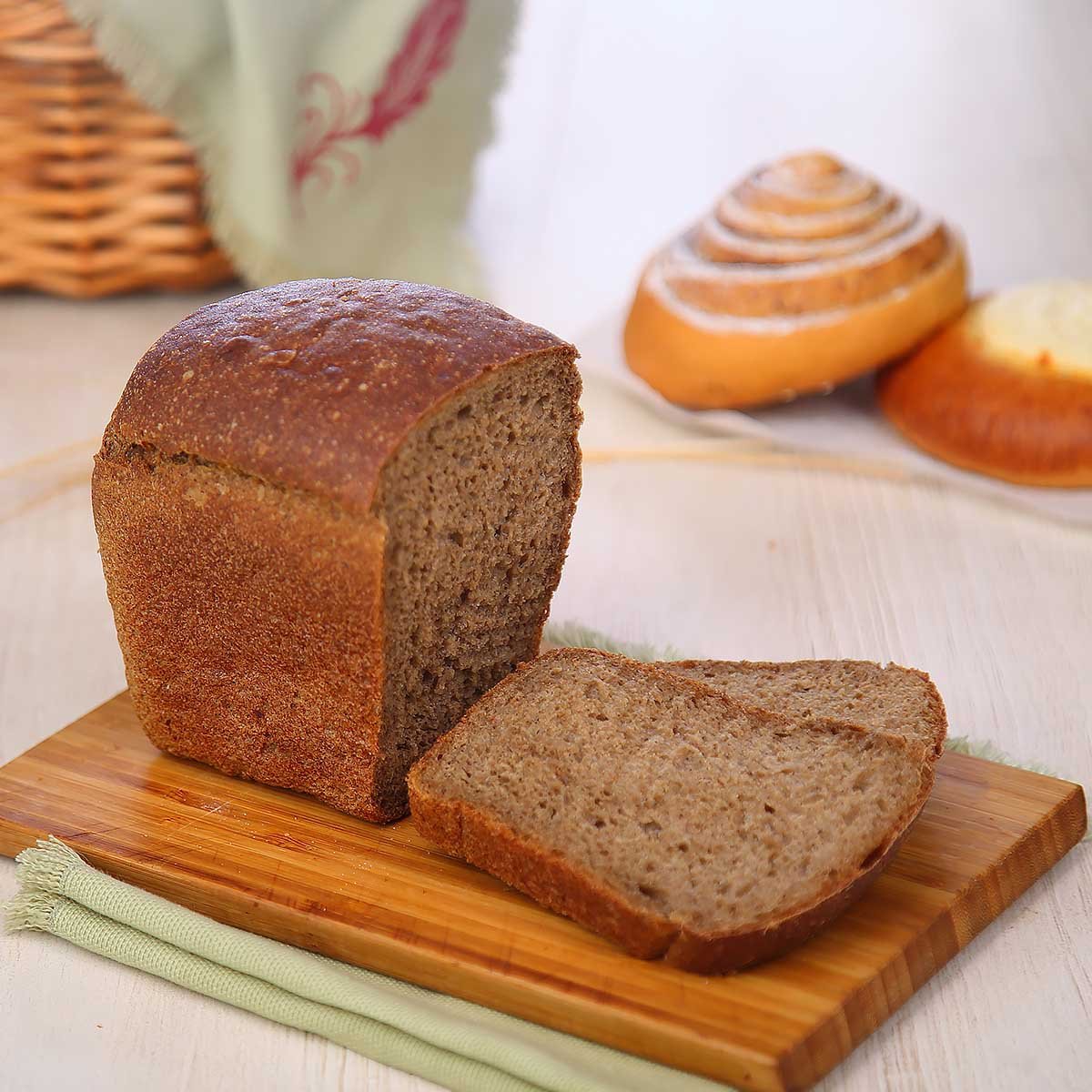 Хлеб пшеничный ржаной на сухих дрожжах. Ржано-пшеничный хлеб. Хлеб деревенский ржано-пшеничный. Хлеб ржано-пшеничный украинский. Ржано-пшеничный хлеб ржано-пшеничный хлеб.