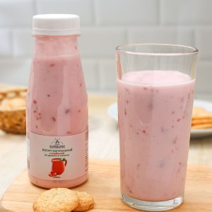 Йогурт из цельного молока натур с клубникой 250мл Наша Сыроварня