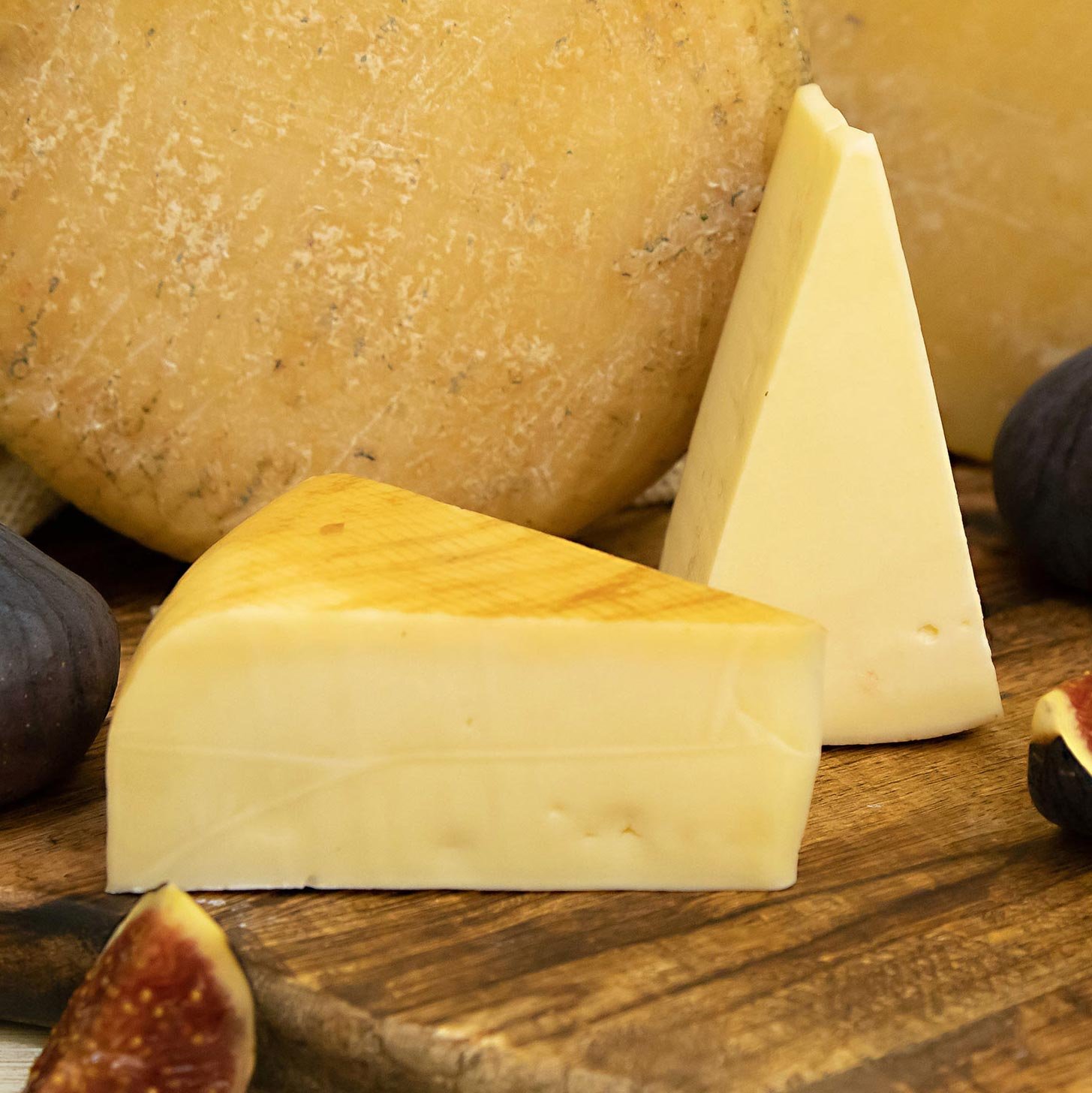 Сыр Любительский выдержан в коньяке 45% вес Наша Сыроварня Сыр Любительский выдержан в коньяке 45% вес Наша Сыроварня