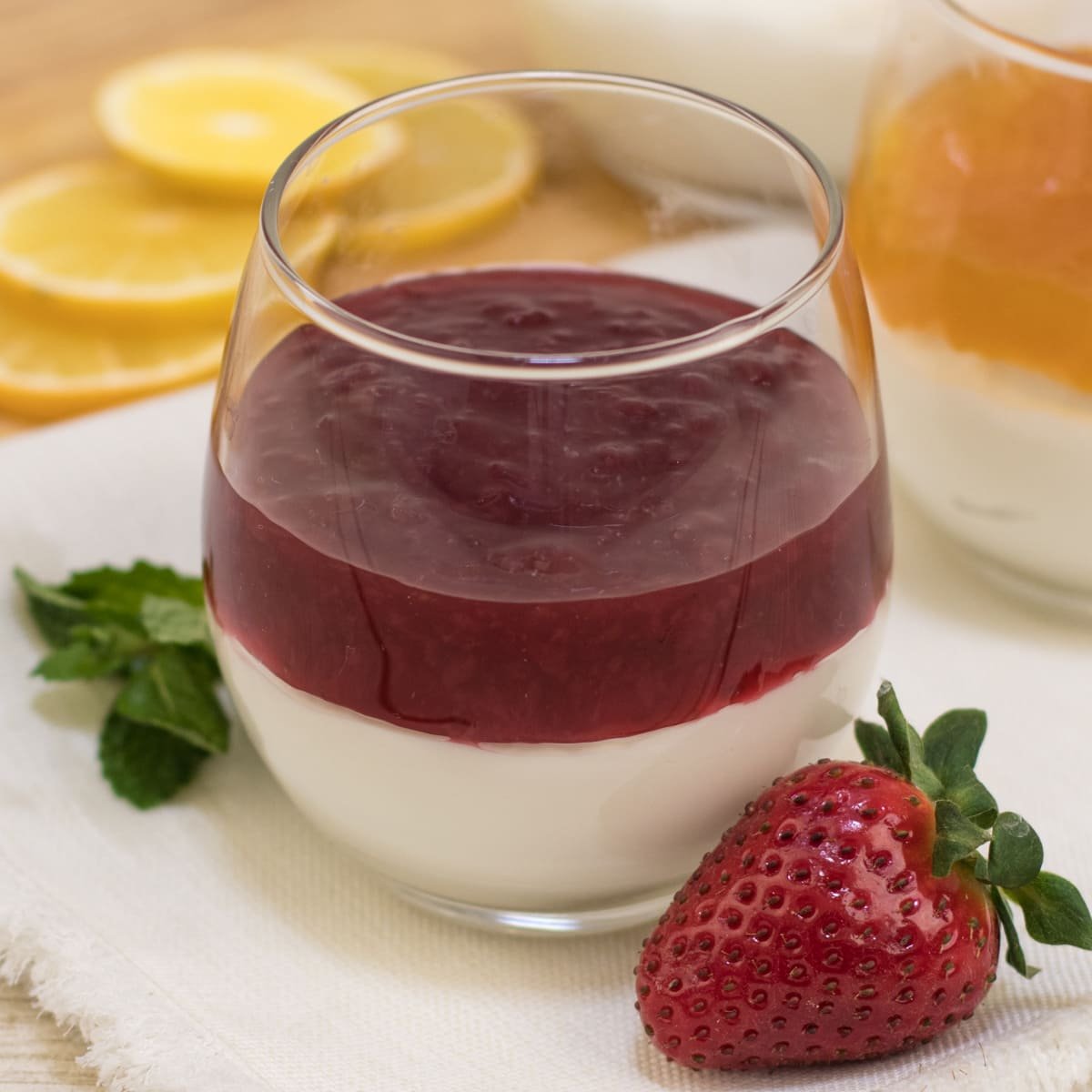 Йогурт Греческий с клубникой натуральный 200г Наша Сыроварня Йогурт Греческий с клубникой натуральный 200г Наша Сыроварня