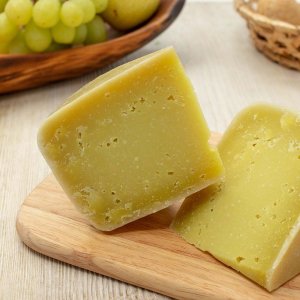 Сыр Новинка Любительский 45% зеленый вес Наша Сыроварня