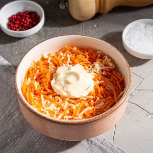 Салат из свежей моркови с сыром и чесноком вес