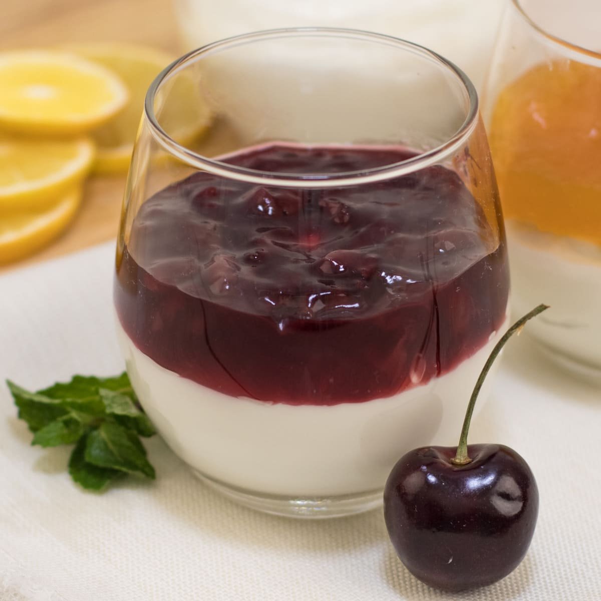 Йогурт Греческий с вишней натуральный 200г Наша Сыроварня Йогурт Греческий с вишней натуральный 200г Наша Сыроварня