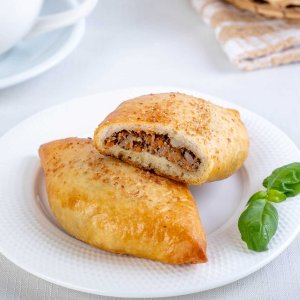 Пирожок бездрожжевой с куриными потрошками и рисом 52г