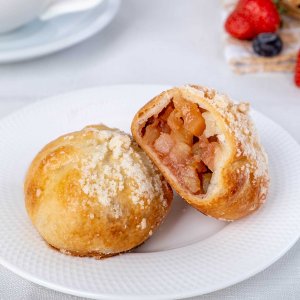 Пирожок бездрожжевой с яблоком/изюмом/клубничным джемом 54г