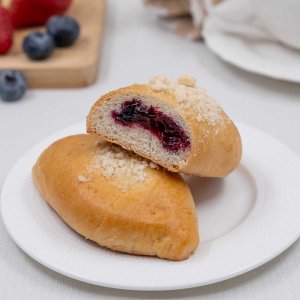 Пирожок с черной смородиной 50г