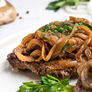 Говядина в бальзамическом маринаде с луком вес