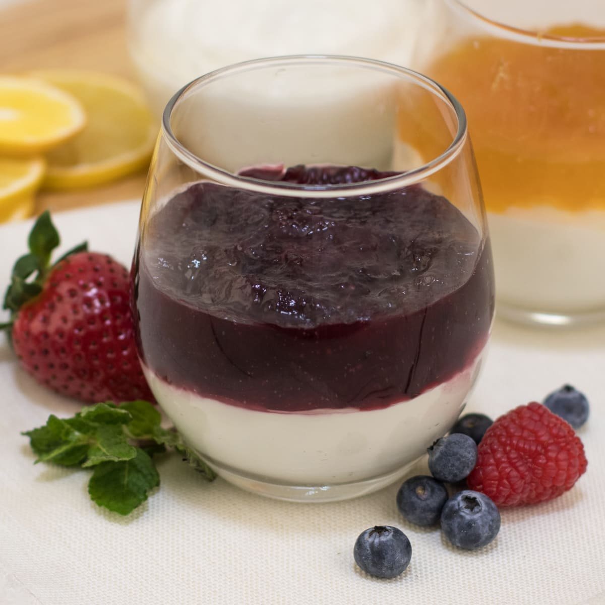 Йогурт Греческий с лесными ягодами натуральный 200г Наша Сыроварня Йогурт Греческий с лесными ягодами натуральный 200г Наша Сыроварня