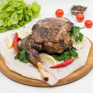 Окорок бараний шпигованный из Русской печи вес