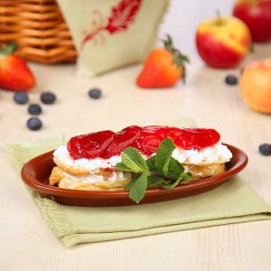 Эклер с клубникой 120г 