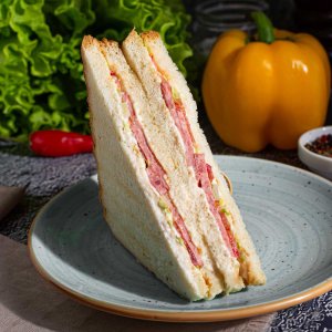 Сэндвич с полукопченой колбасой 185г