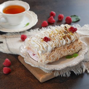 Рулет меренговый Малина/Фисташка вес