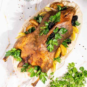 Гусь фаршированный яблоками и черносливом вес