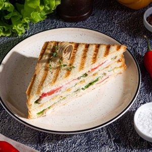 Сэндвич с курицей и помидором 185г