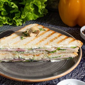 Сэндвич с ветчиной и огурцом 185г