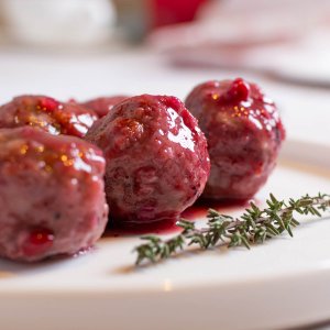 Фрикадельки из утиного филе в бруснично-коньячном соусе вес