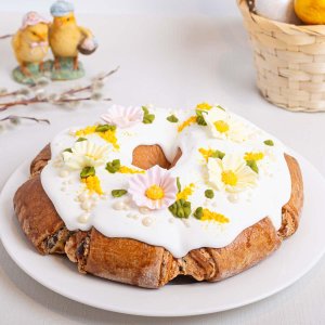 Рулет пасхальный с меренгой, шоколадом и орехами вес