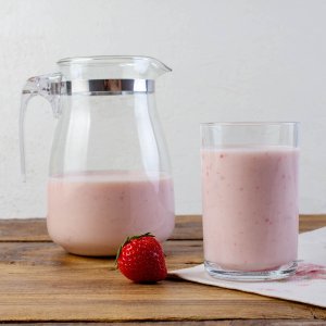 Йогурт из цельного молока натур с клубникой розлив Наша Сыроварня