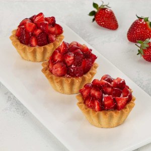 Корзиночка Летняя со свежей клубникой мини 80г
