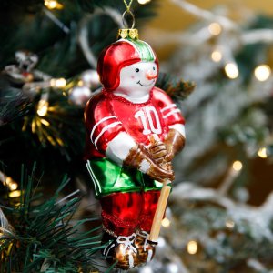 Украшение елочное Холидей Классик Фигурка Снеговик-хоккеист стекло