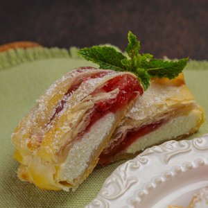 Слойка Фило с творогом и клубникой 90г