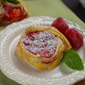 Слойка Фило с клубникой 90г