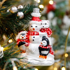 Украш елочХолидей КлассикСнеговичок с пингвинчиками и медвежонком стекл