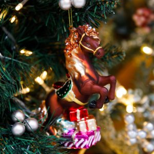 Украш елочХолидей Классик Лошадка Джинджер с подарками стек 10х2х14см