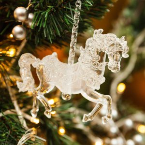 Украш елочХолидейКлассик Лошадка на карусели заснежен акрил 12х11см