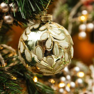 Украш елочХолидейКлассикШарЛепестки магнолии мятный глянц стек8см GY818