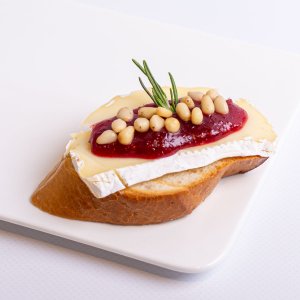 Брускетта с камамбером и с джемом из брусники 40г
