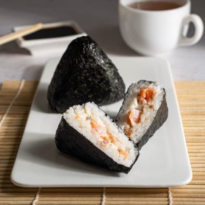 Онигири с красной рыбой 100г 