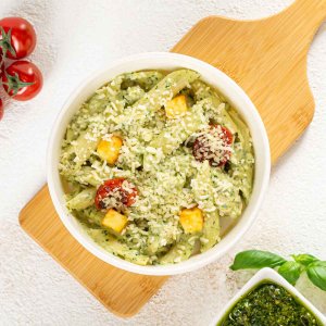 Паста с курицей и соусом песто 200г
